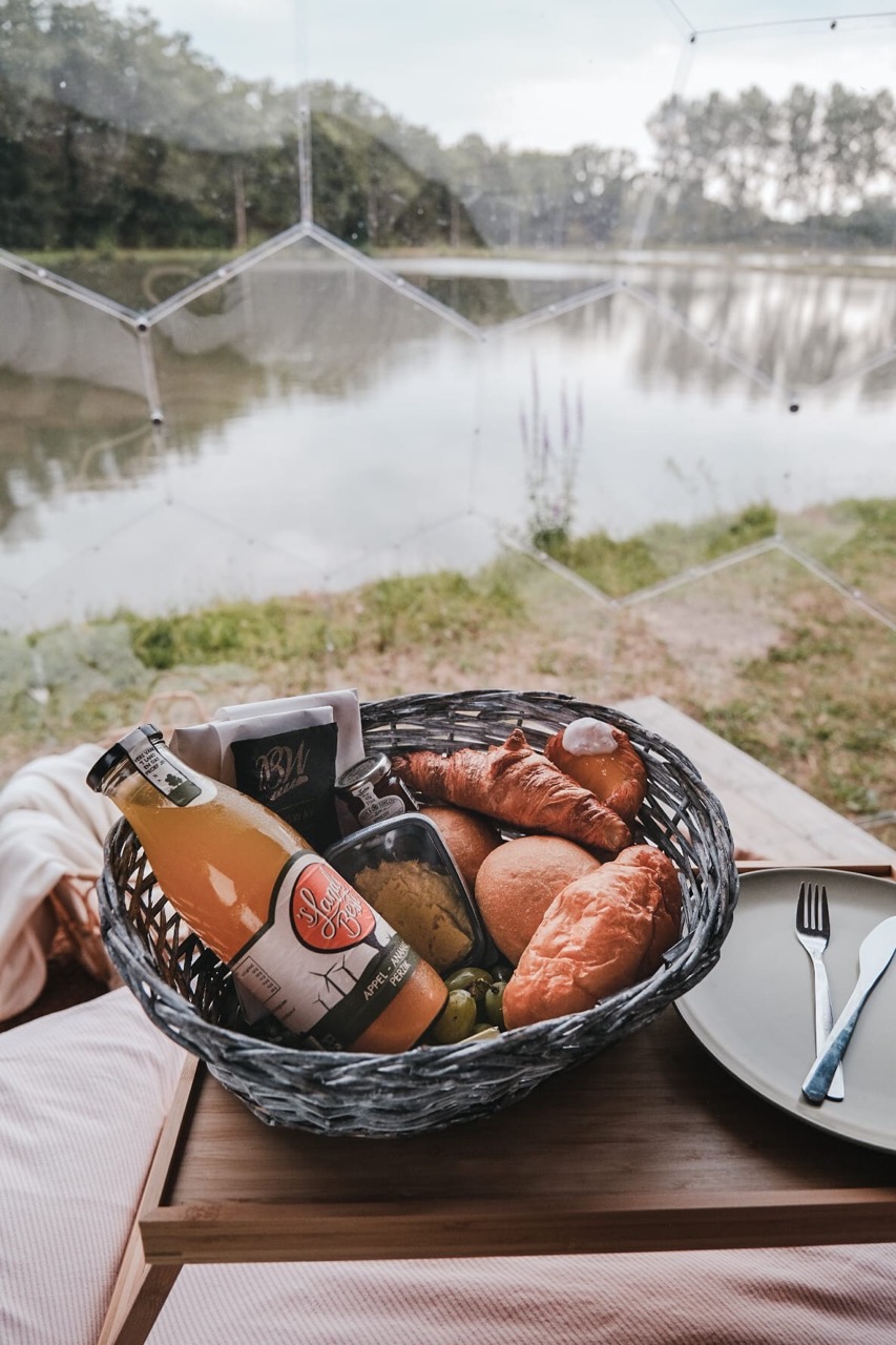 Délicieux petit-déjeuner au refuge de glamping De Sterrenwacht