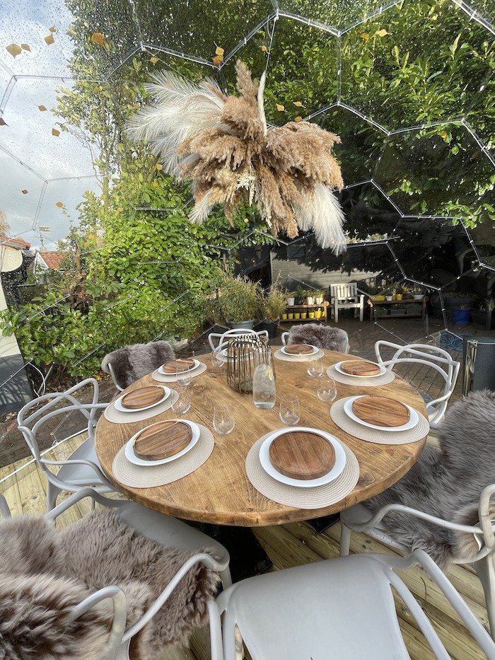 Ein gedeckter Tisch in der Iglu-Kuppel des Restaurants Ye Olde Bridge Inn