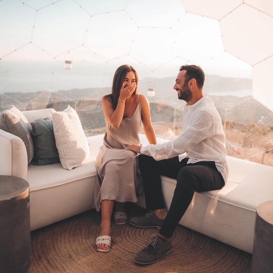 L'interno spazioso di una cupola glamping
