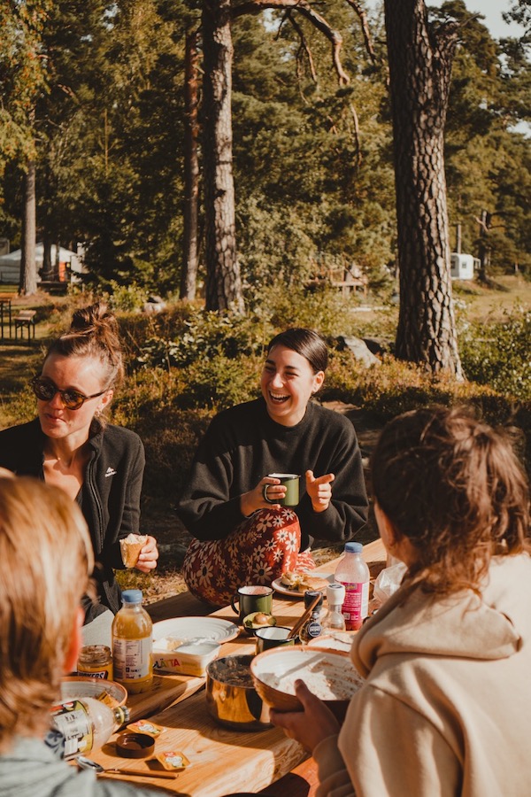 Menschen versammeln sich zu einer Mahlzeit