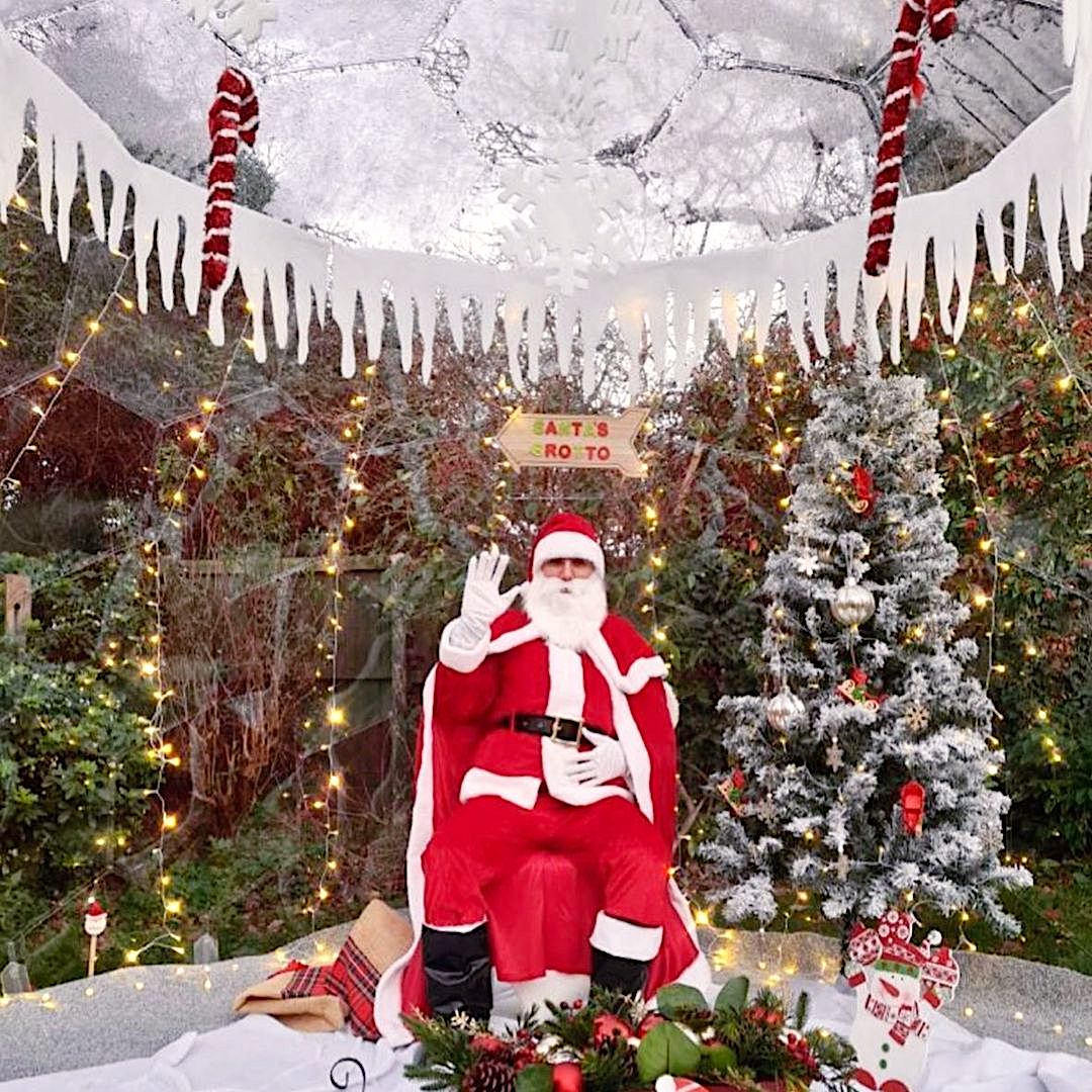 Weihnachtsmann und Weihnachtsschmuck