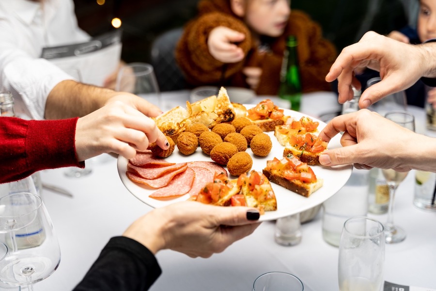 Un piatto di antipasti condiviso dagli ospiti di Lucarelli che cenano all'interno del baccello