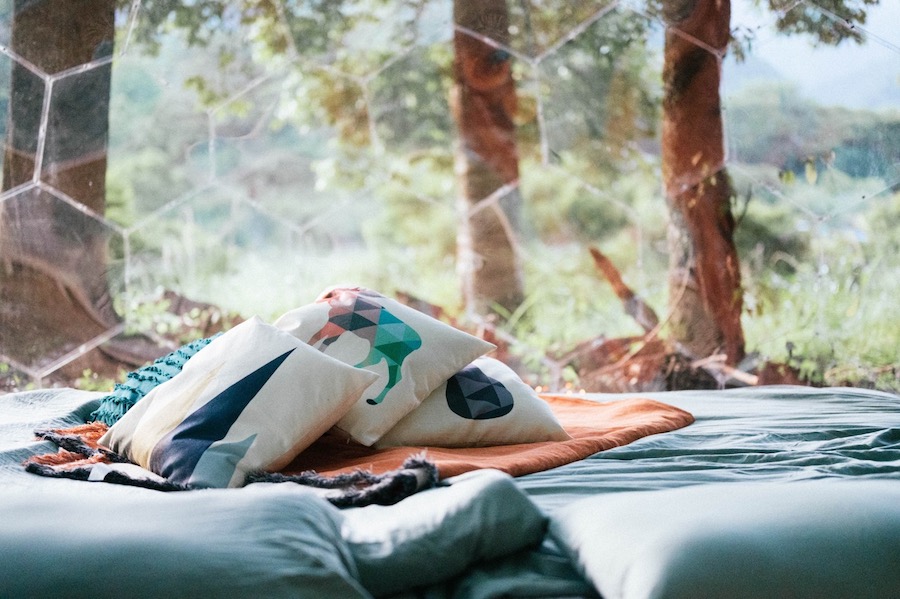 Interni accoglienti della cupola glamping