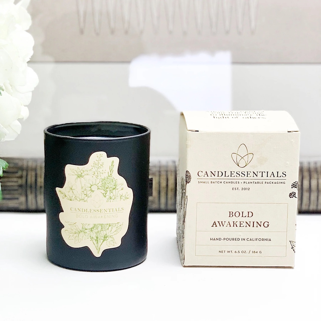 Une bougie parfumée parfaite pour réchauffer l'intérieur d'un module de glamping.
