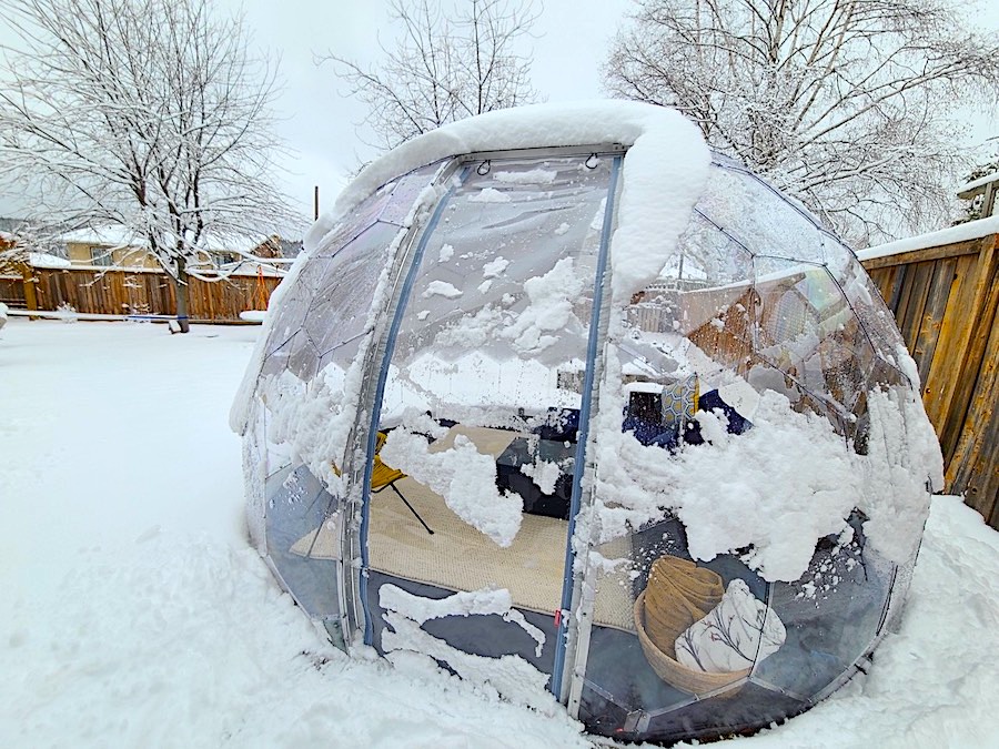 igloo d'hiver recouvert de neige
