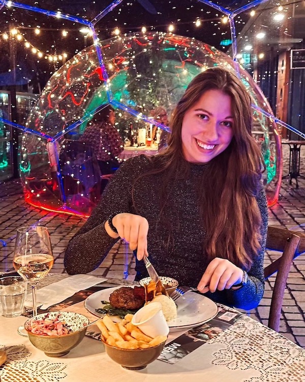 Eine junge Frau, die ein wunderbares Dining-Dome-Erlebnis im Humphrey's Rotterdam hat