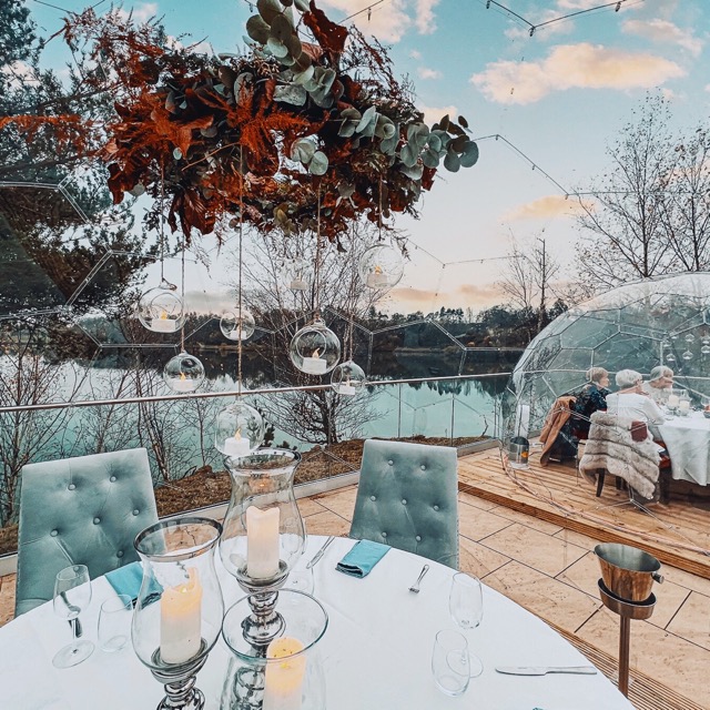 Sala da pranzo decorata in blu ghiaccio per il periodo delle feste
