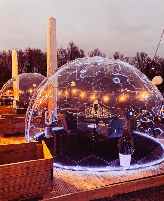 Cupola da pranzo con decorazioni natalizie all'interno, con luci e albero di Natale
