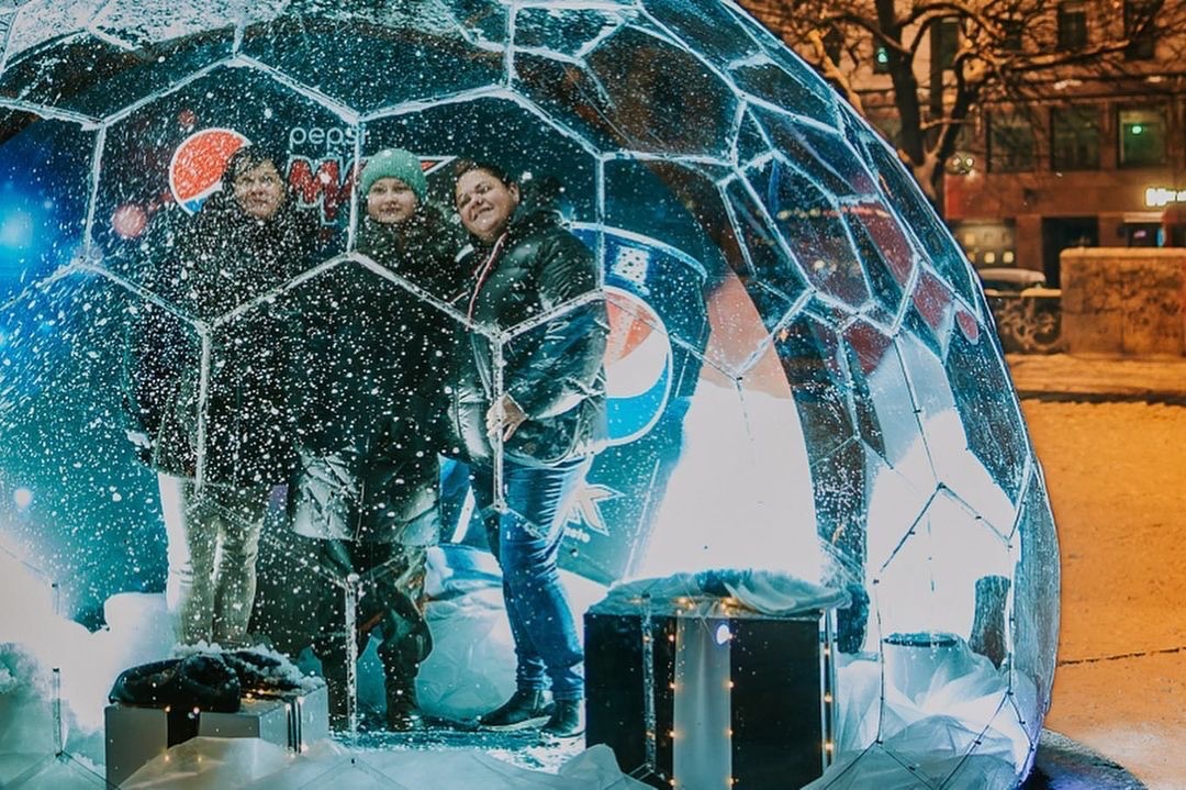 Présentation de produits en pop-up dans un igloo transparent Hypedome