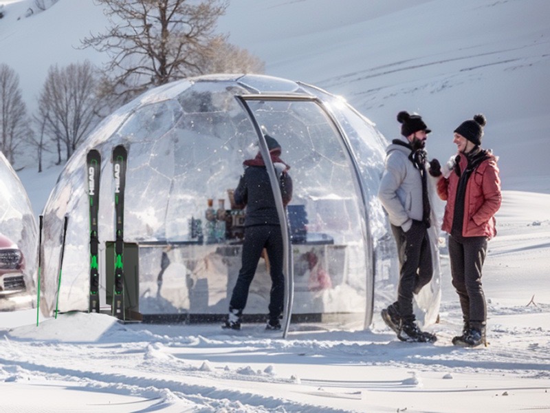 Bar pop-up sur une piste de neige à l'intérieur d'un Hypedome