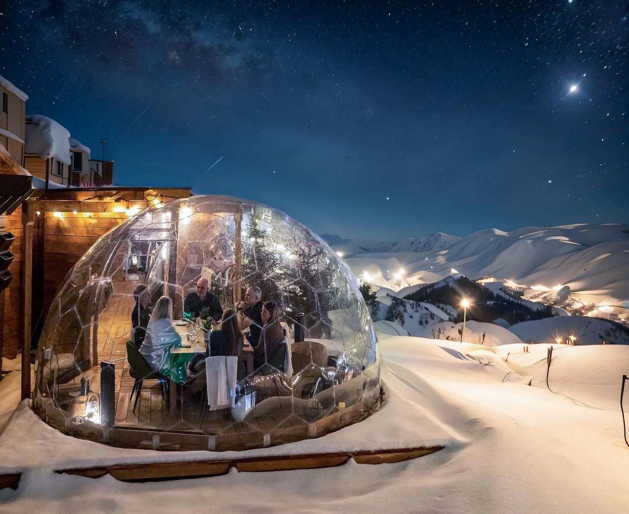Dîner d'hiver sous les étoiles avec des dômes
