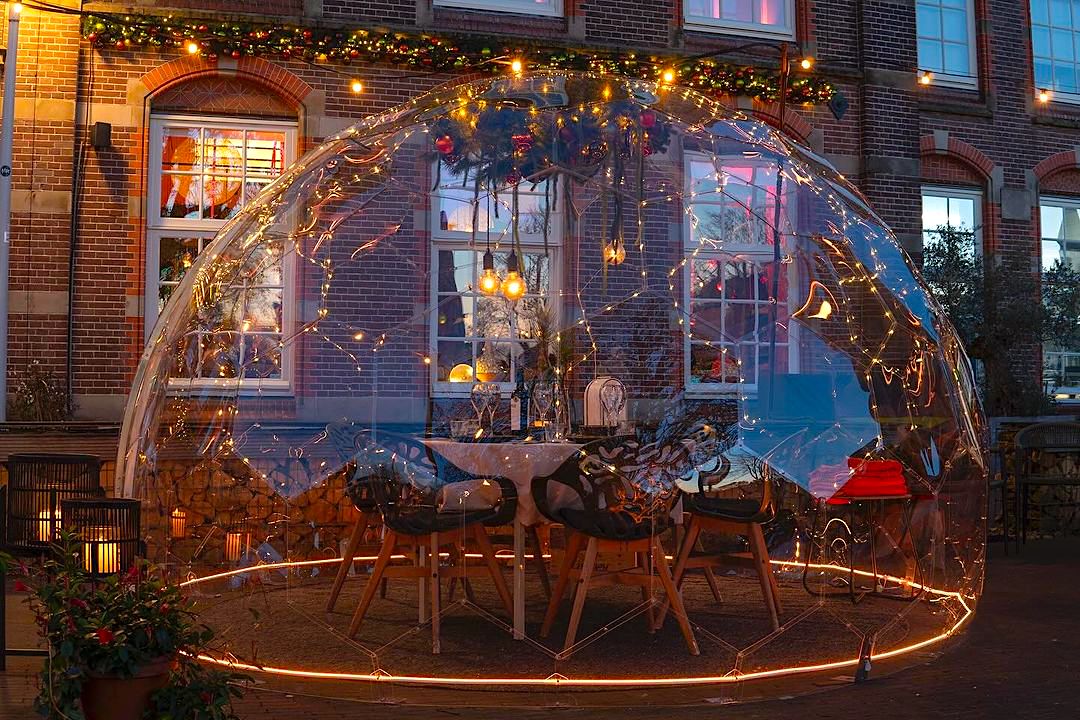 Una cupola da pranzo splendidamente illuminata a In De Kazerne
