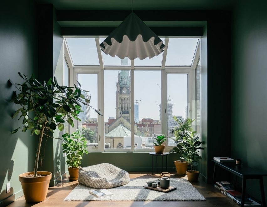 Un solarium d'hiver vert en ville