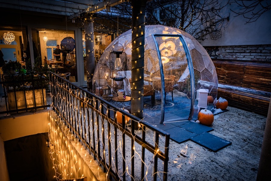 Eine Treppe führt zum magischen Kuppel-Restaurant in Teyfol