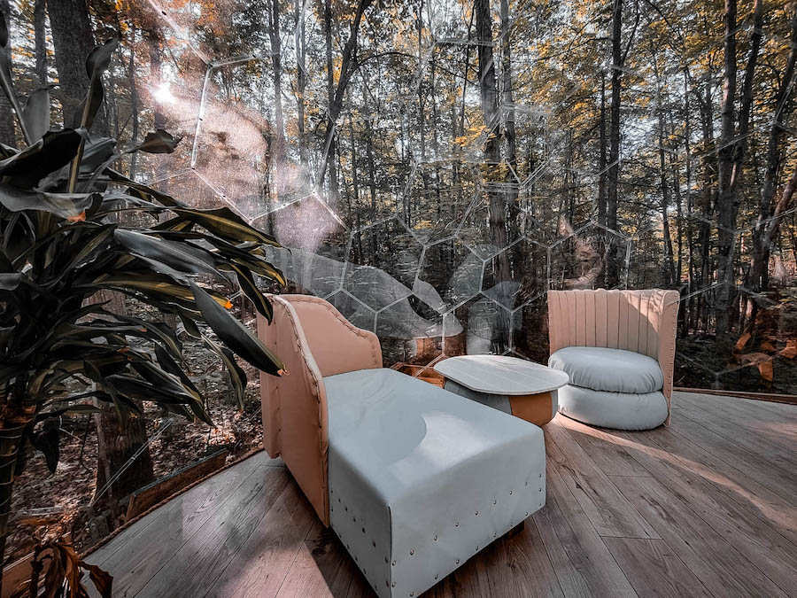 Les dômes igloo glamping en polycarbonate s'intègrent parfaitement à l'environnement.