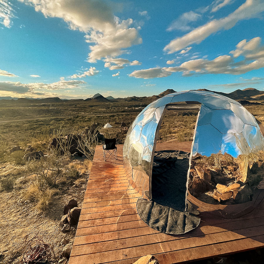 Les dômes de glamping en miroir sont parfaits pour les endroits fortement exposés au soleil.