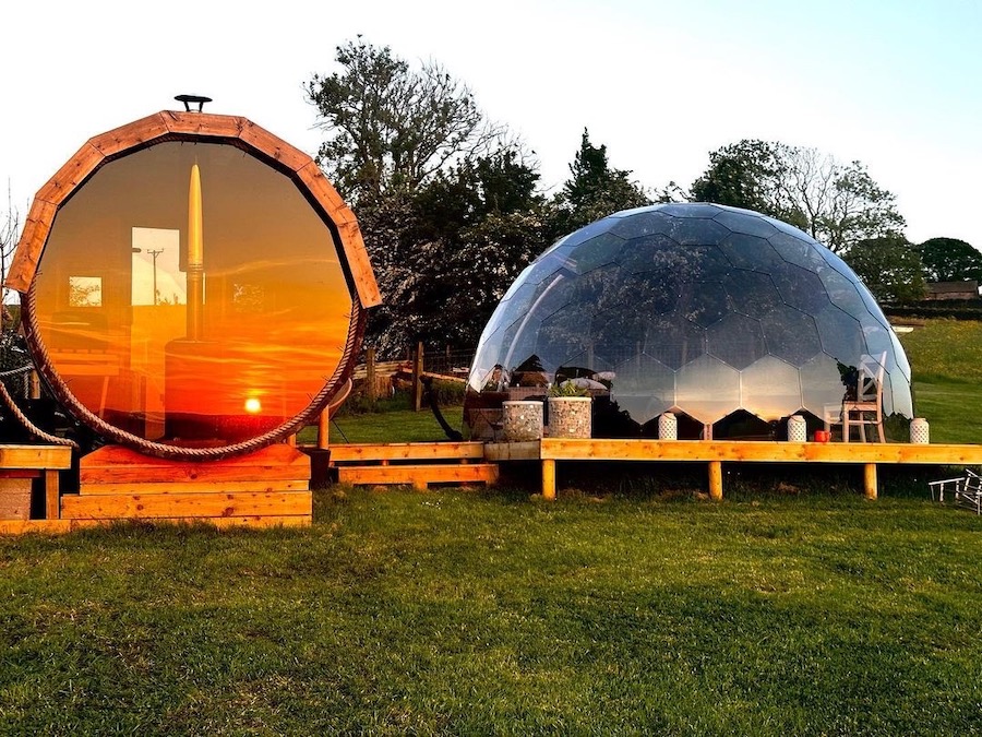 Un dôme avec bain à remous dans un glamping pour couples