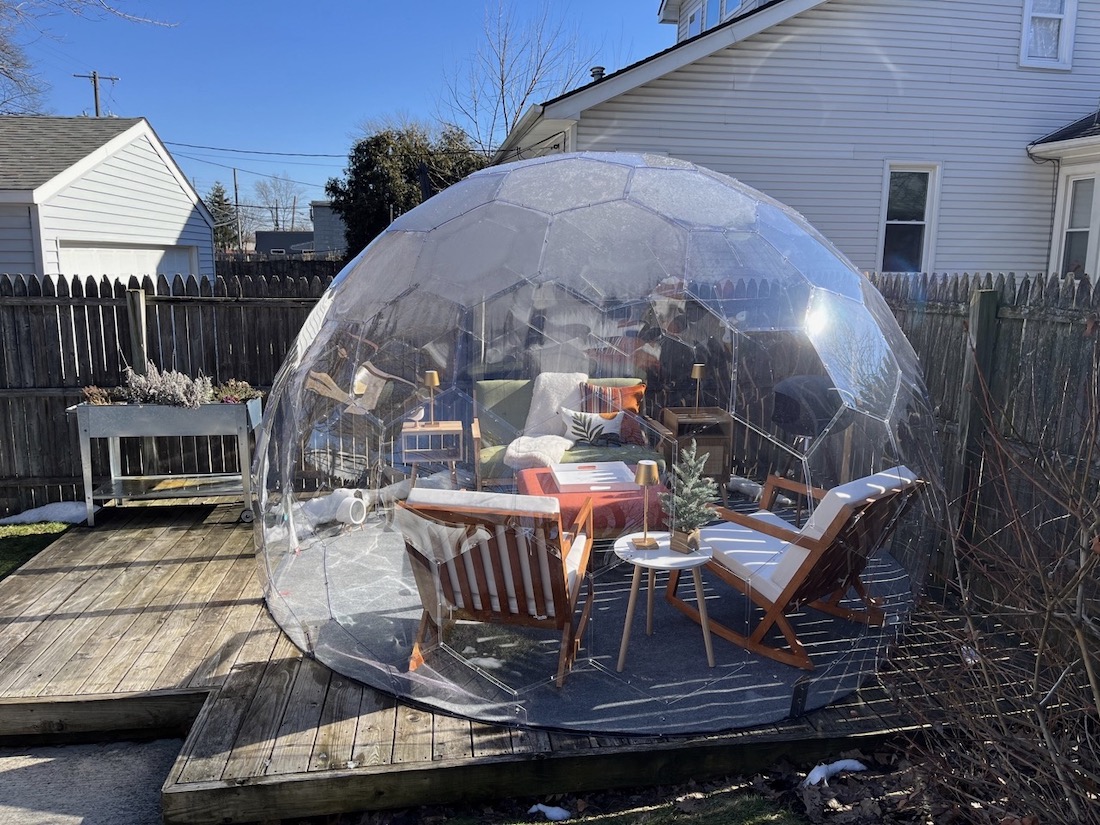 Cupola trasparente nel cortile di una casa in Michigan