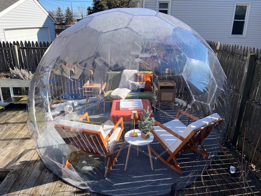 L'elegante cupola trasparente del cortile di Robert con arredi accoglienti