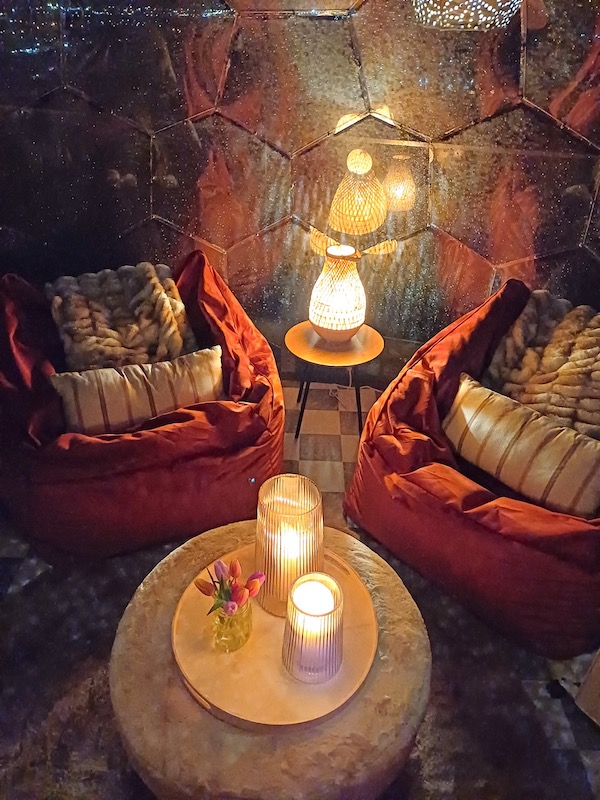 Dôme de la terrasse magnifiquement éclairé la nuit