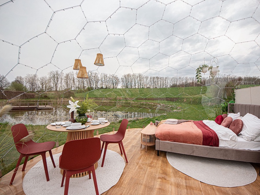 Glamping-Kuppel in einer Hypedome L großen geodätischen Kuppel
