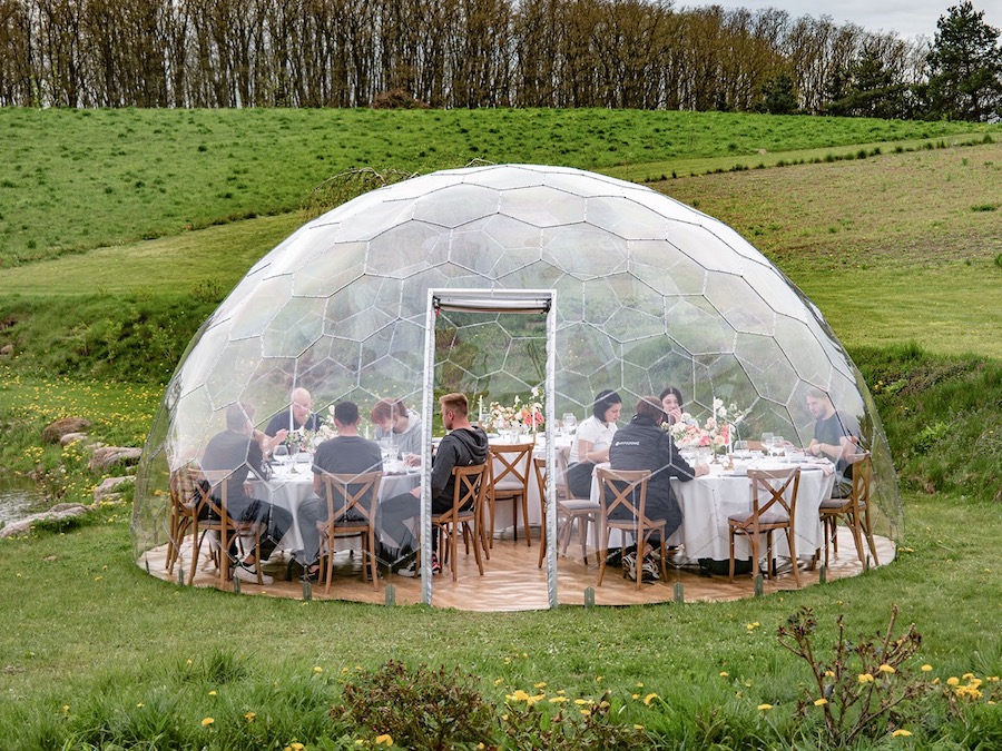 Menschen speisen in der großen geodätischen Kuppel Hypedome L