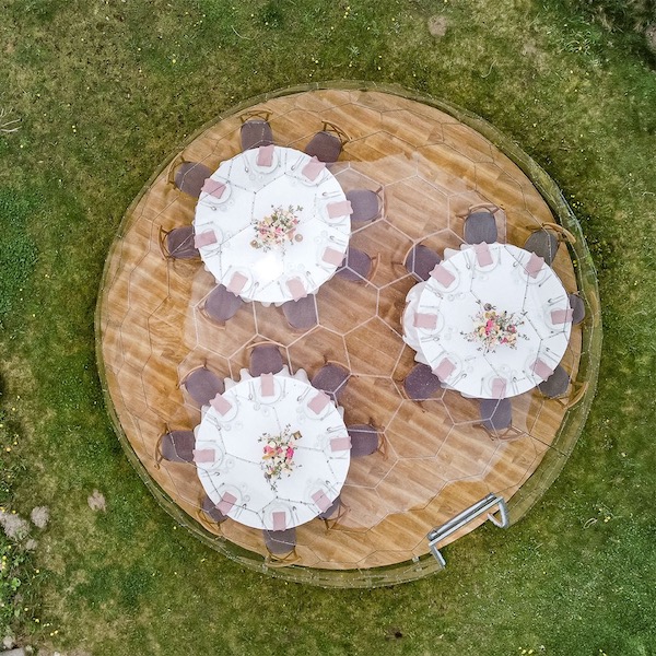 Speisesaal in der großen geodätischen Iglu-Kuppel Hypedome L