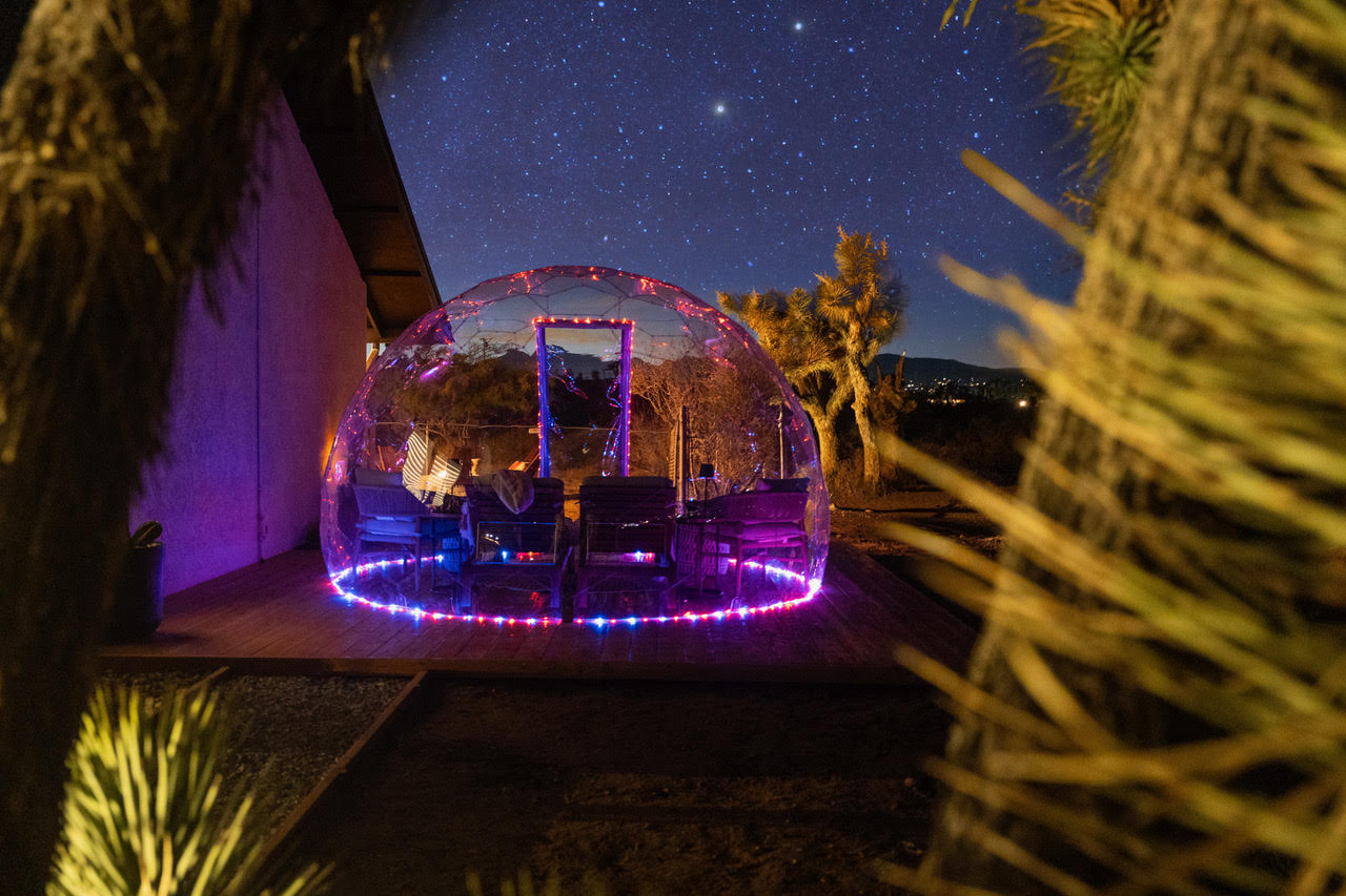 Dôme illuminé pour l'observation des étoiles au Desert Heart, Joshua Tree
