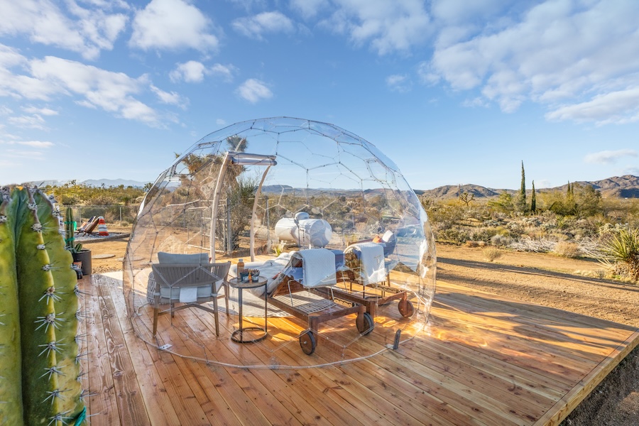 Dôme igloo transparent dans le désert