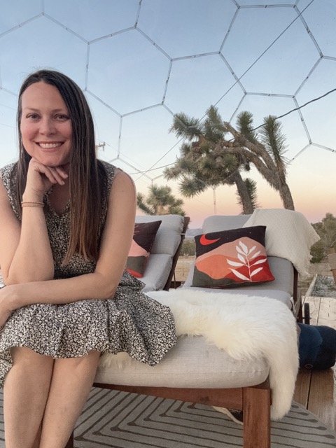 Shelly dans son dôme Desert Heart Airbnb à Joshua Tree