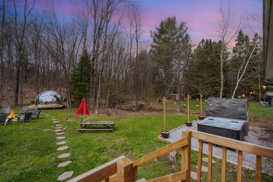 Aménagements extérieurs de la location de chalet Airbnb de James Svetec, y compris le géodome.