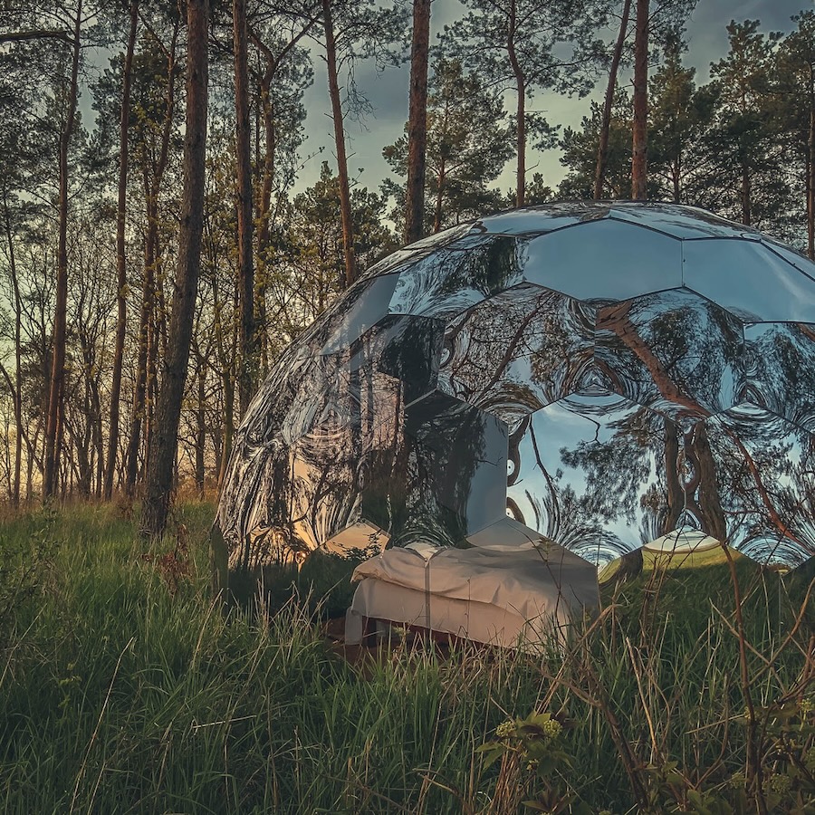 Conception d'un pod de glamping dans la forêt