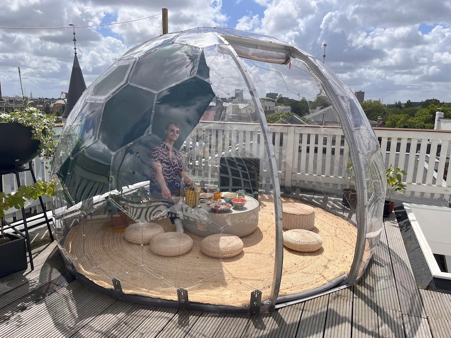 Un uomo seduto in una cupola su un tetto