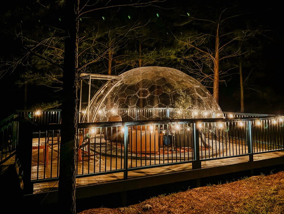 Hypedome Airbnb Kuppel bei Nacht in der Misty Blue Hütte