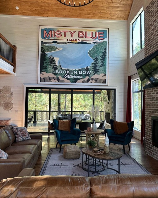 Ein luxuriöses und komfortables Interieur der Misty Blue Cabin mit dem originalen Wandgemälde