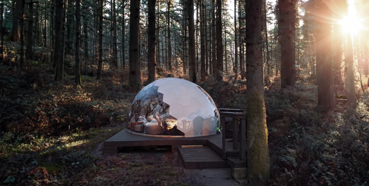 Opalkuppel als Glamping-Rückzugsort in den Wäldern