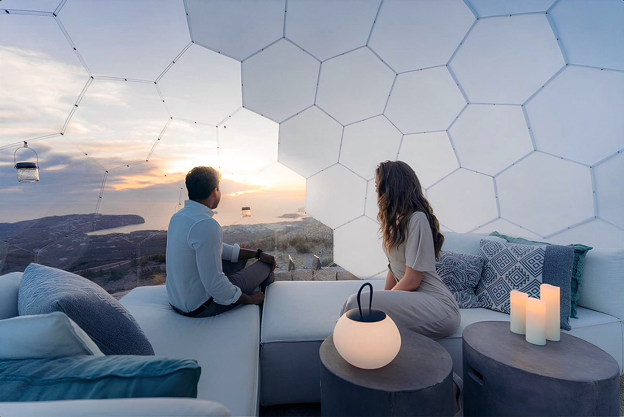 Ein Paar bewundert die Aussicht vom Opal Hypedome