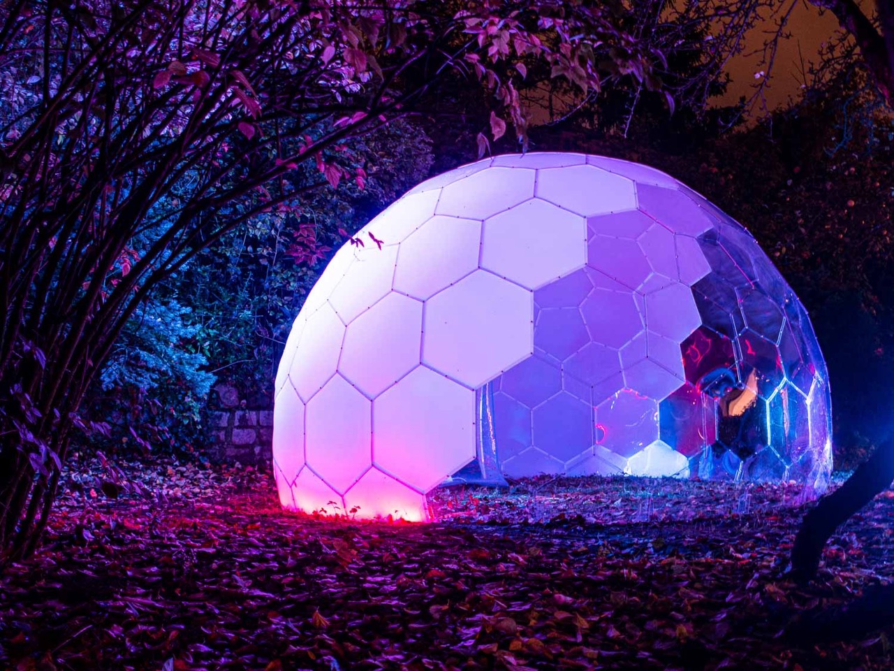 Weiß leuchtende Kuppel mit schönem rosa Licht