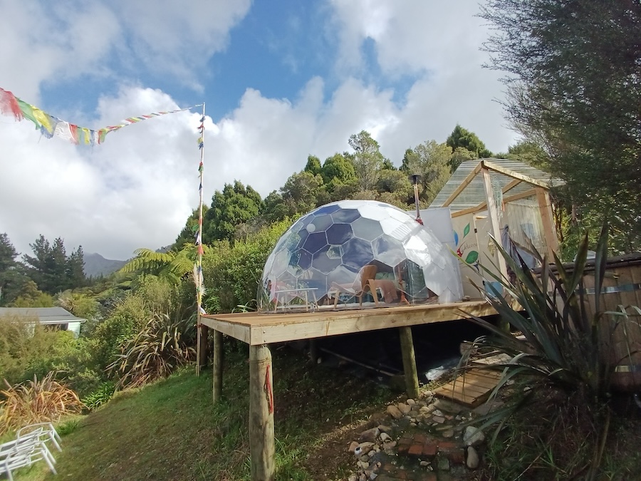 Dôme Airbnb placé sur une plateforme
