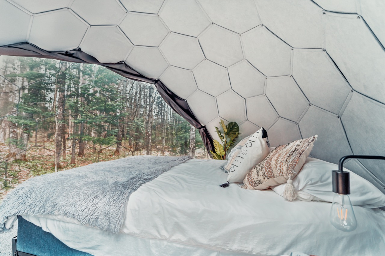 Eine Glamping-Kuppel mit isolierten Wandpaneelen im Wald