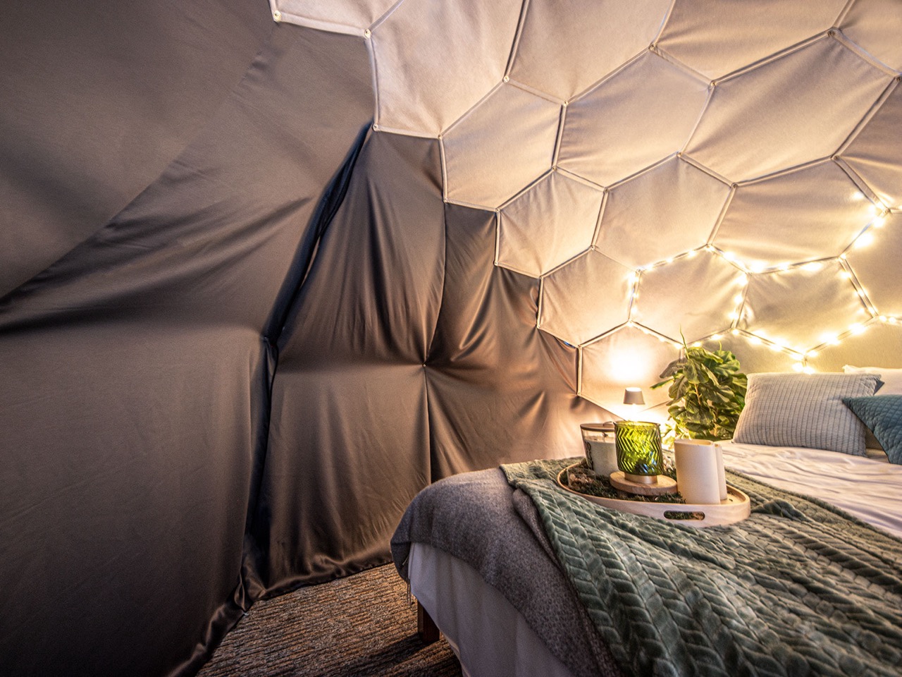 Isoliertes geodätisches Kuppelschlafzimmer mit Sichtschutzvorhängen und isolierten Wandpaneelen
