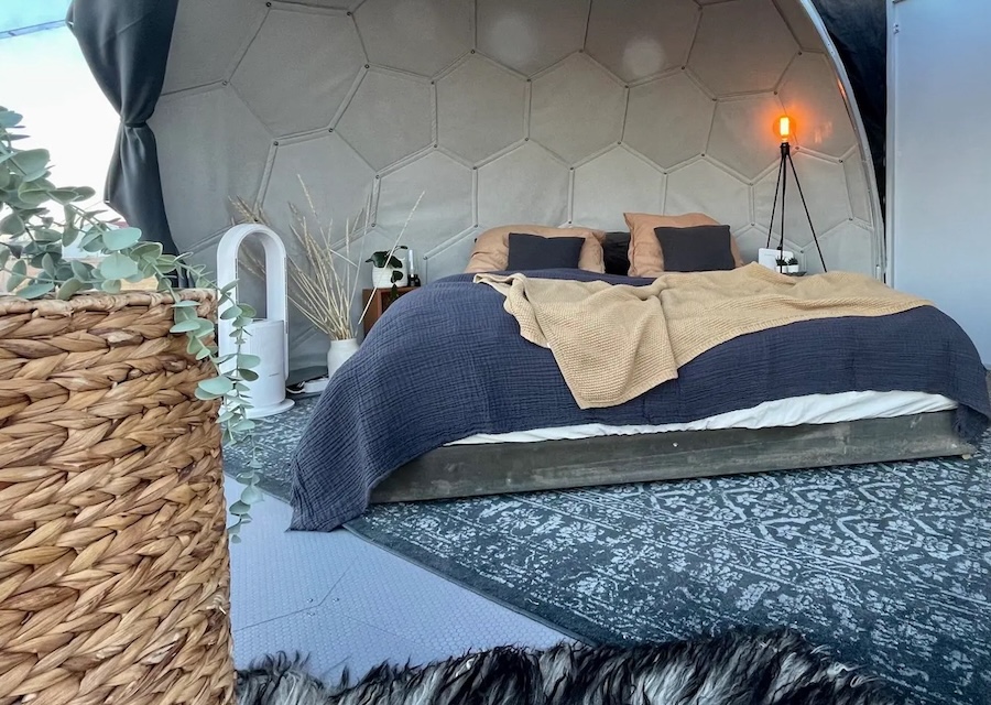 Isolierte geodätische Glamping-Kuppel mit modularem Unterbau
