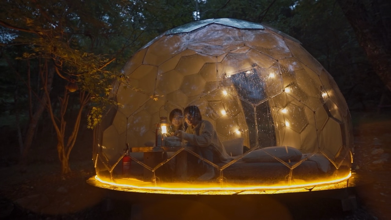 Un accogliente Hypedome di notte con gli ospiti