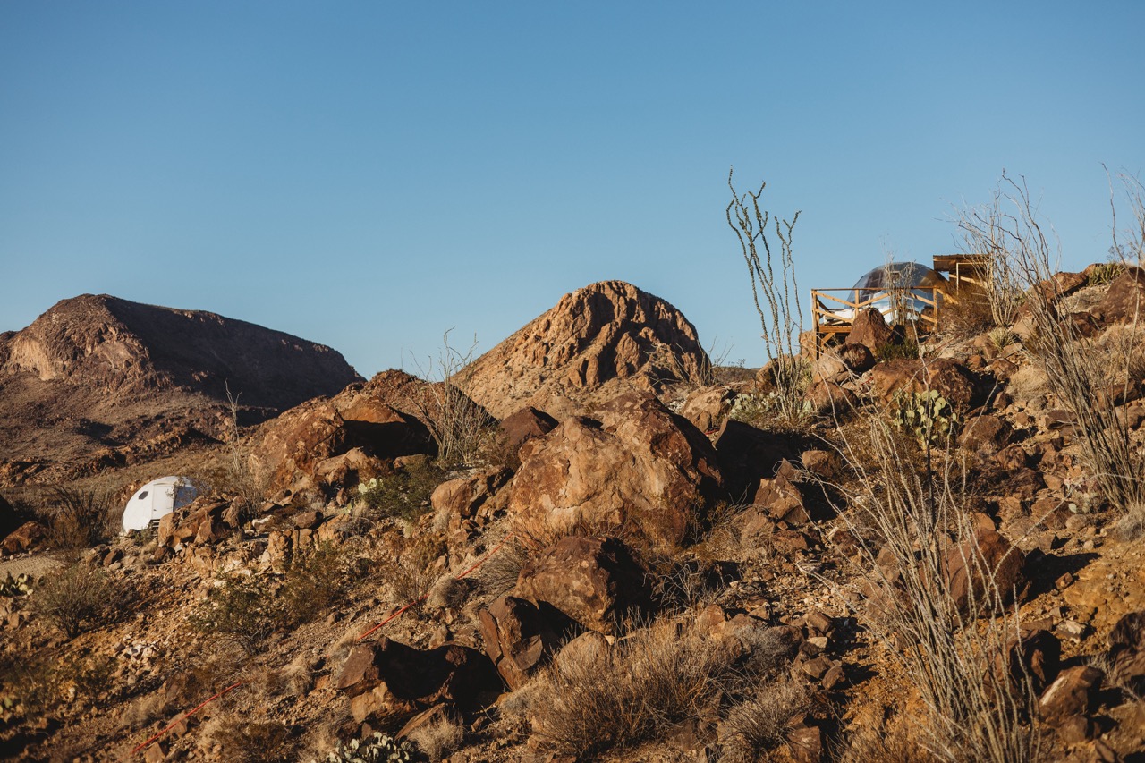Eine felsige Landschaft der Space Cowboys beim Glamping