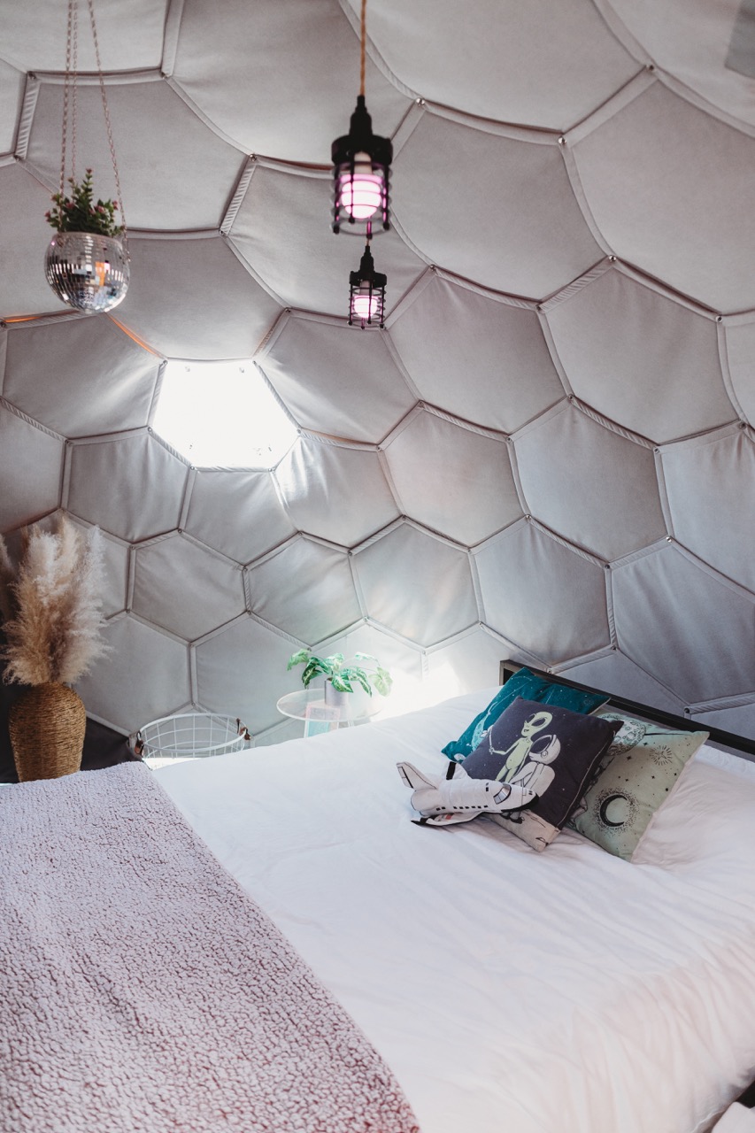 Weltraumbezogene Innenräume der Space Cowboys-Glamping-Kuppeln