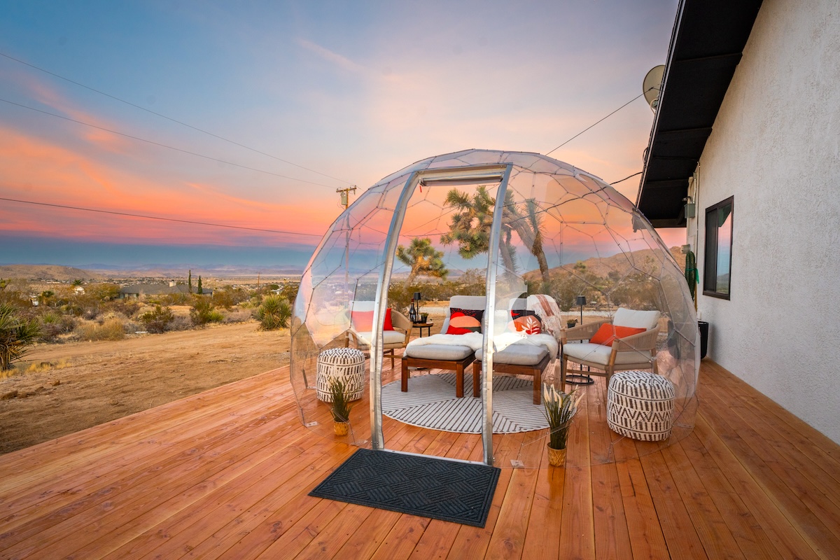 Un beau salon extérieur dans un Hypedome clair dans une propriété Airbnb