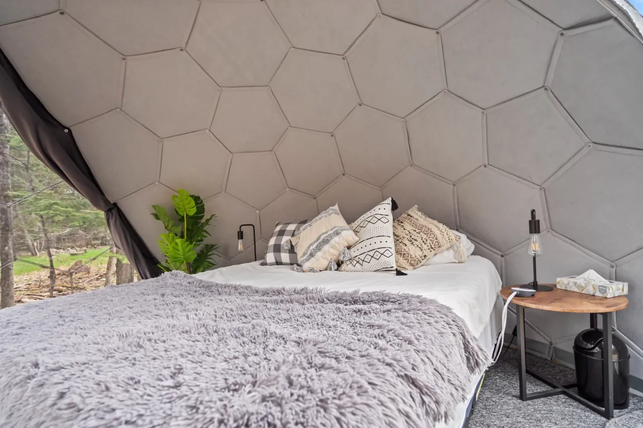 Une chambre extérieure en complément d'une cabine Airbnb
