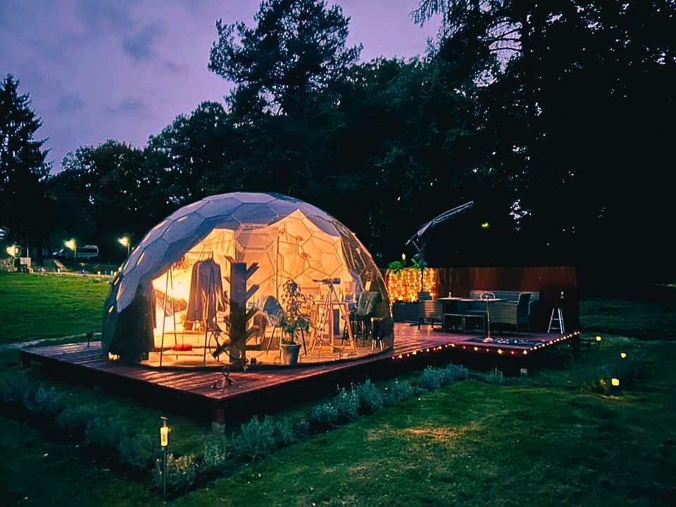 Un magnifique dôme Airbnb à l'extérieur avec des lumières allumées