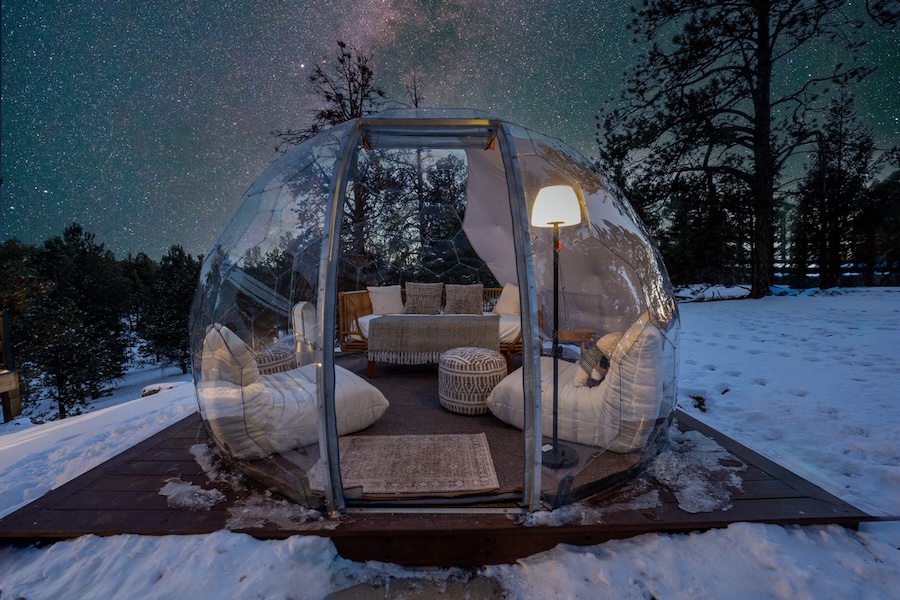 Ein Zimmer im Freien, in dem man nachts die Sterne beobachten kann, als Airbnb-Feature