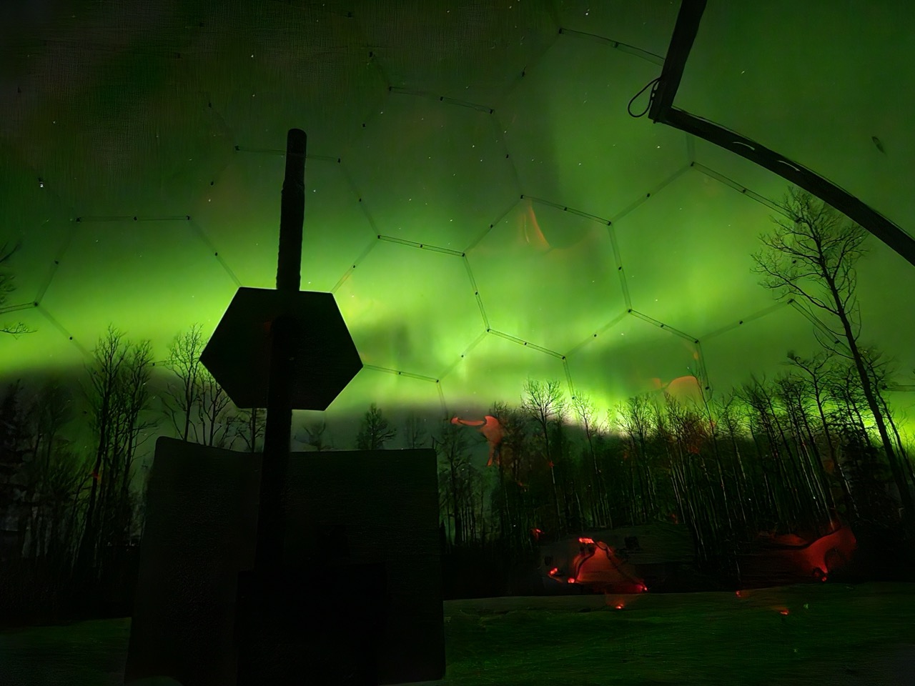 L'aurora boreale vista dalla cupola della camera da letto trasparente